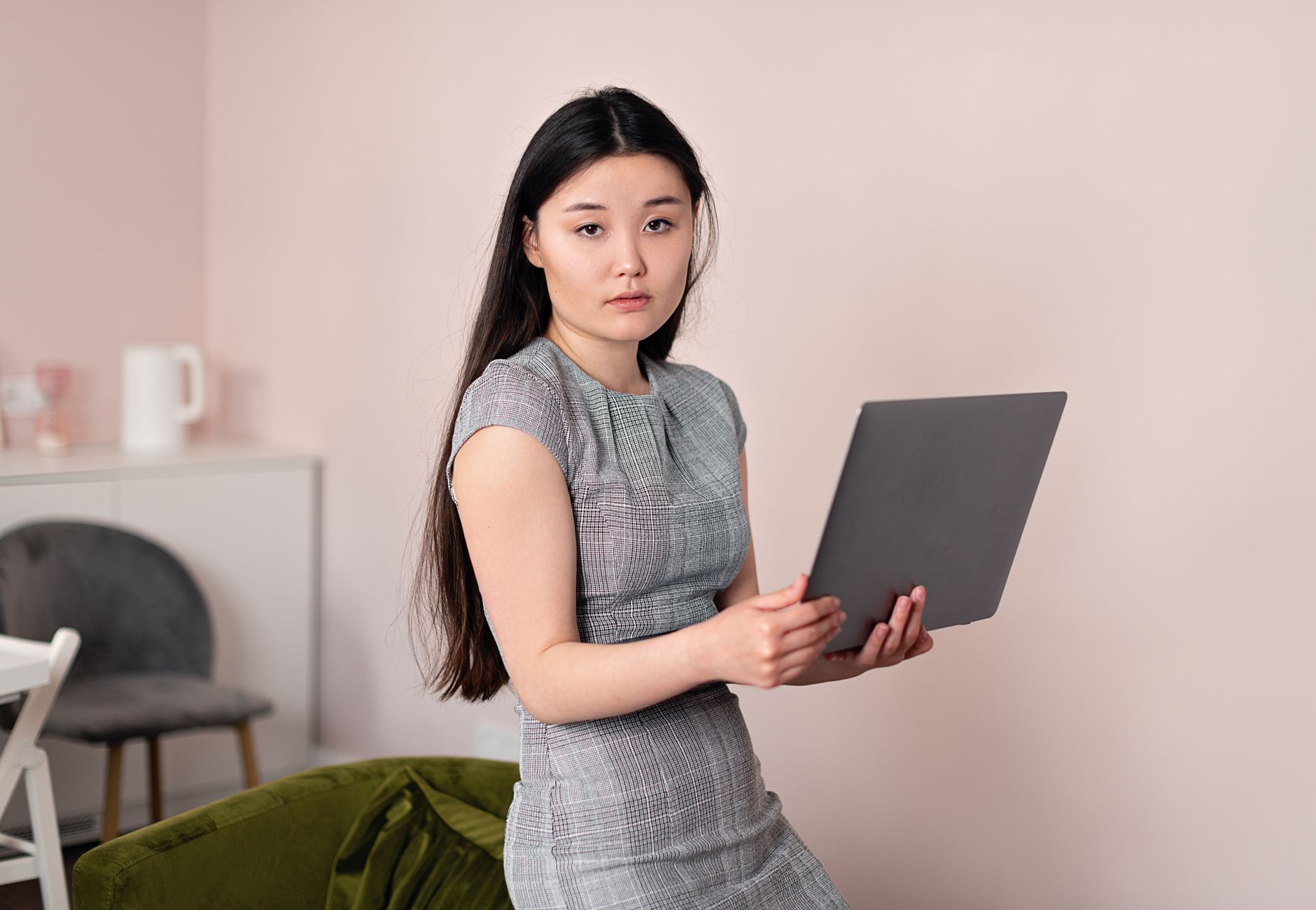 笑顔で在宅ワークをする女性