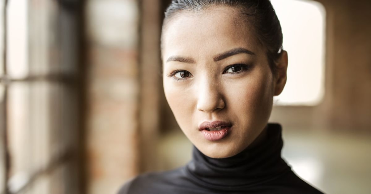 ヘッドセットで在宅チャットをする女性