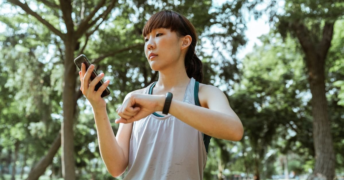 顔を出さずにスマホで配信する女性
